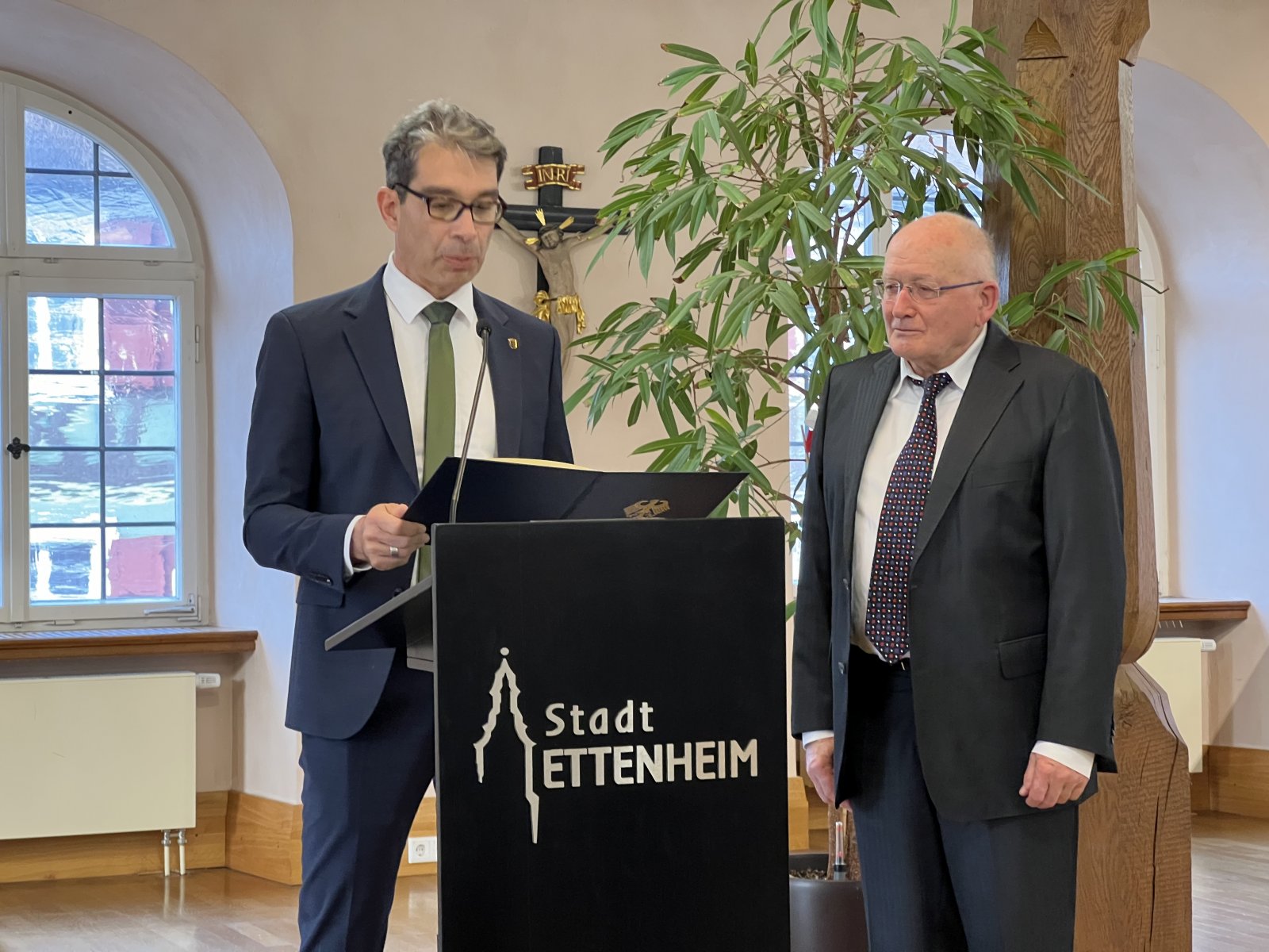 Staatssekretär Dr. Baumann (Landes-Umweltministerium) gratuliert Edmund Hensle zum Bundesverdienstkreuz